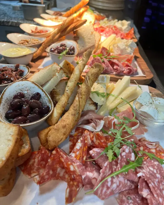 Antipasti-brett med spekemat, oster og oliven