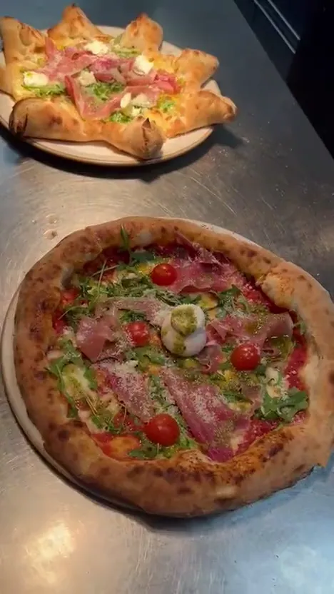Pizza med burrata rett fra ovnen