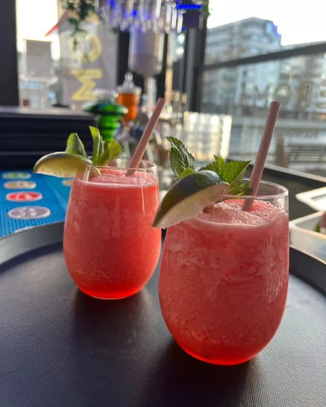 To rosa drinker i sola