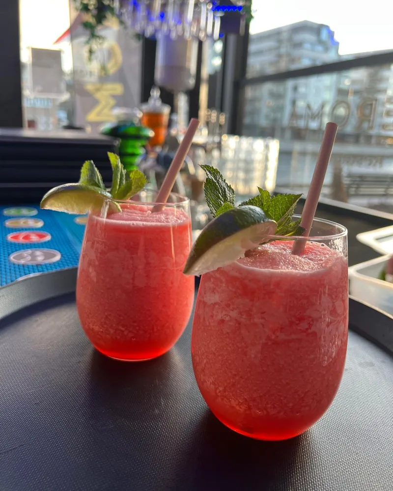 To røde frosne drinker i baren