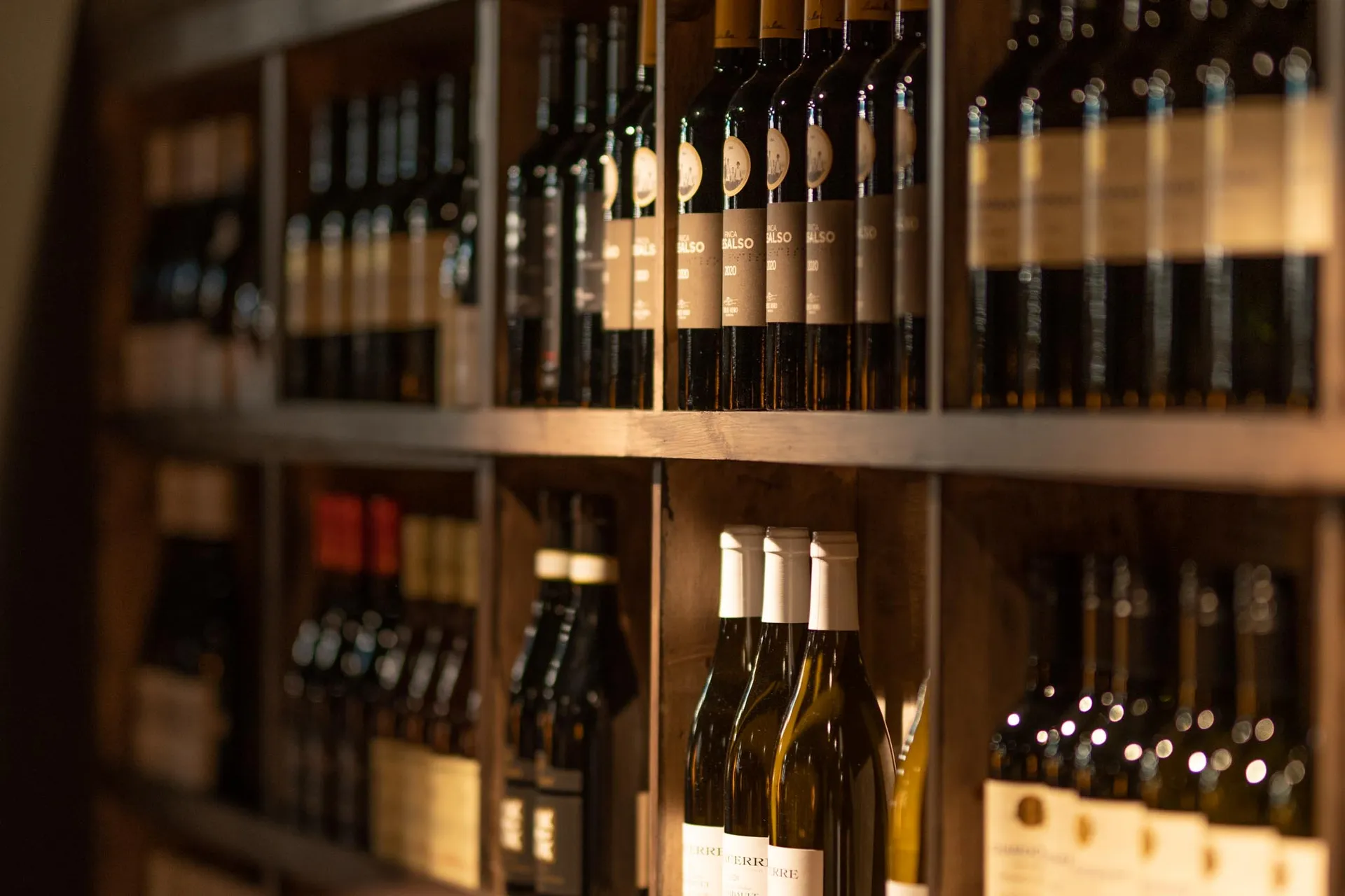 Vinveggen med italienske viner