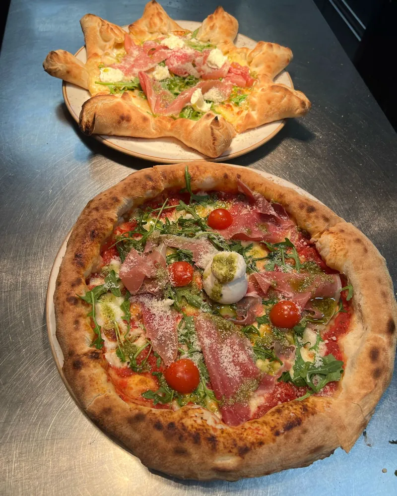 Pizza med prosciutto, burrata og pesto