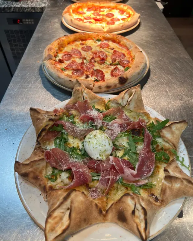 Stjernepizza med prosciutto, ruccola og burrata