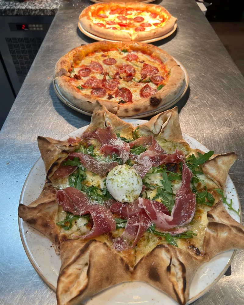 Stjernepizza med prosciutto, ruccola og burrata