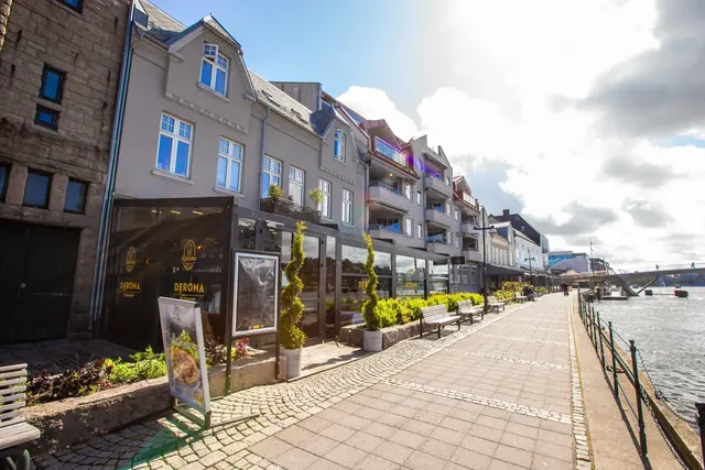 Bryggekanten i Storgata en solrik dag